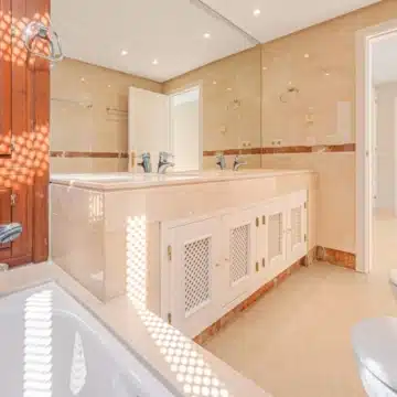 Frontline beach 3-bedroom apartment in the prestigious community of Bahia Alcántara, San Pedro de Alcántara Picture 22