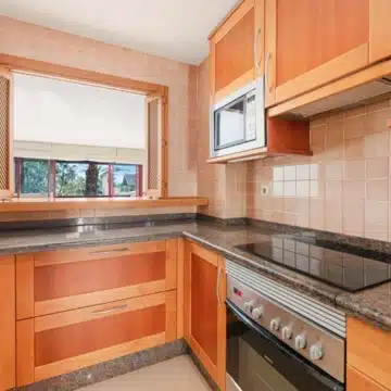 Frontline beach 3-bedroom apartment in the prestigious community of Bahia Alcántara, San Pedro de Alcántara Picture 7