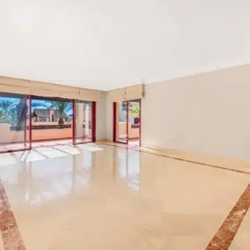 Frontline beach 3-bedroom apartment in the prestigious community of Bahia Alcántara, San Pedro de Alcántara Picture 10