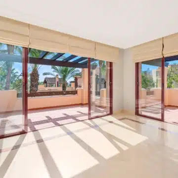 Frontline beach 3-bedroom apartment in the prestigious community of Bahia Alcántara, San Pedro de Alcántara Picture 1