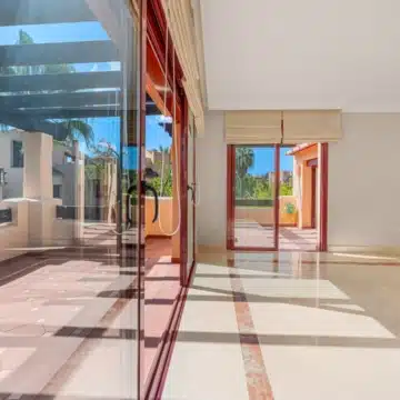 Frontline beach 3-bedroom apartment in the prestigious community of Bahia Alcántara, San Pedro de Alcántara Picture 9