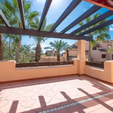 Frontline beach 3-bedroom apartment in the prestigious community of Bahia Alcántara, San Pedro de Alcántara Picture 13