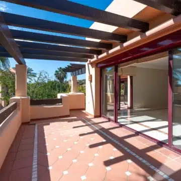 Frontline beach 3-bedroom apartment in the prestigious community of Bahia Alcántara, San Pedro de Alcántara Picture 0