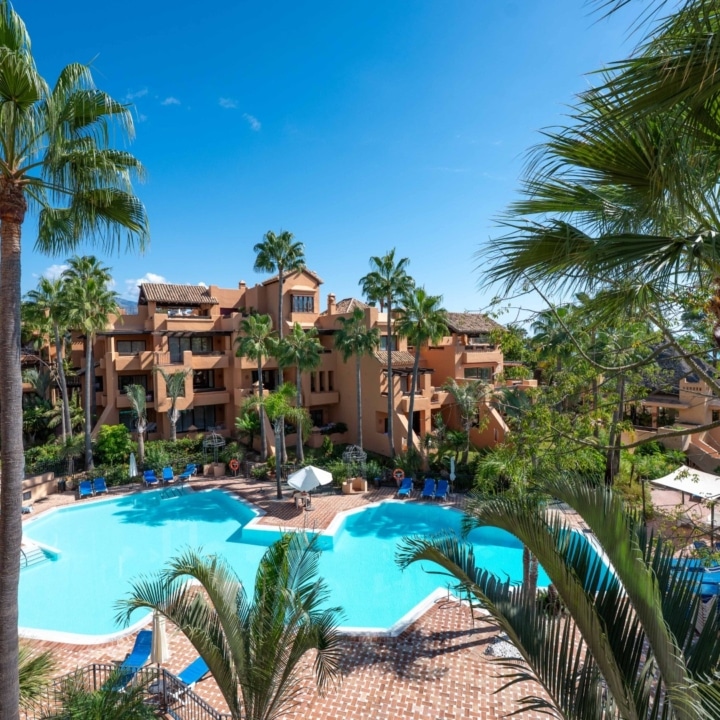 Frontline beach 3-bedroom apartment in the prestigious community of Bahia Alcántara, San Pedro de Alcántara Picture