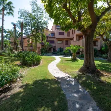 Frontline beach 3-bedroom apartment in the prestigious community of Bahia Alcántara, San Pedro de Alcántara Picture 3