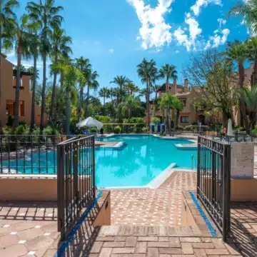 Frontline beach 3-bedroom apartment in the prestigious community of Bahia Alcántara, San Pedro de Alcántara Picture 26