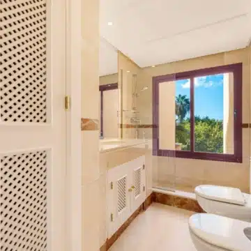 Frontline beach 3-bedroom apartment in the prestigious community of Bahia Alcántara, San Pedro de Alcántara Picture 19