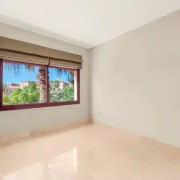 Frontline beach 3-bedroom apartment in the prestigious community of Bahia Alcántara, San Pedro de Alcántara Picture 18