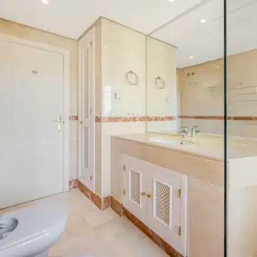 Frontline beach 3-bedroom apartment in the prestigious community of Bahia Alcántara, San Pedro de Alcántara Picture 20