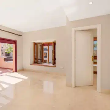 Frontline beach 3-bedroom apartment in the prestigious community of Bahia Alcántara, San Pedro de Alcántara Picture 12