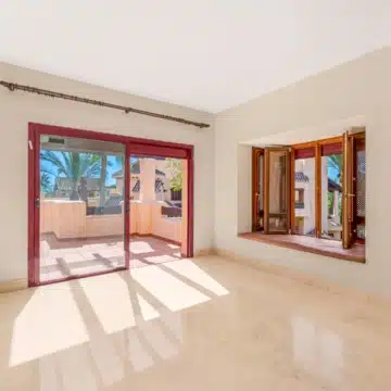 Frontline beach 3-bedroom apartment in the prestigious community of Bahia Alcántara, San Pedro de Alcántara Picture 11