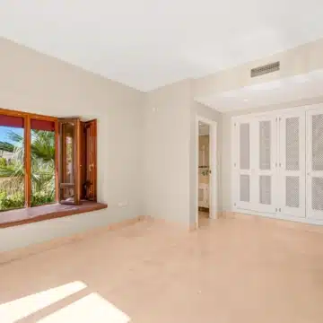 Frontline beach 3-bedroom apartment in the prestigious community of Bahia Alcántara, San Pedro de Alcántara Picture 16