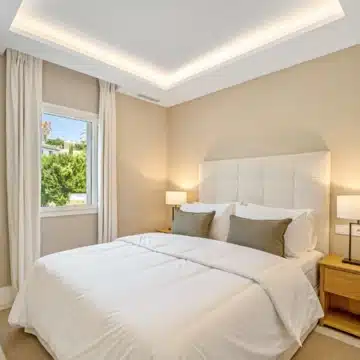 Exceptional frontline golf townhouse with panoramic views in La Quinta, Benahavís Picture 3