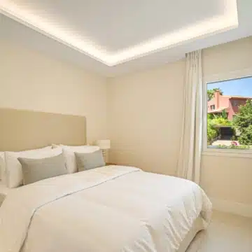 Exceptional frontline golf townhouse with panoramic views in La Quinta, Benahavís Picture 13