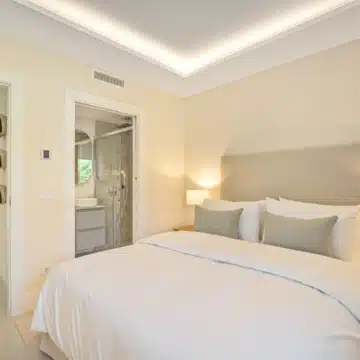 Exceptional frontline golf townhouse with panoramic views in La Quinta, Benahavís Picture 14