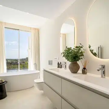 Exceptional frontline golf townhouse with panoramic views in La Quinta, Benahavís Picture 23