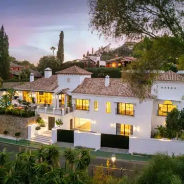 Exceptional frontline golf 5-bedroom villa in El Herrojo, Benahavis Picture 30
