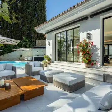 Exceptional frontline golf 5-bedroom villa in El Herrojo, Benahavis Picture 1