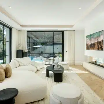 Exceptional frontline golf 5-bedroom villa in El Herrojo, Benahavis Picture 12