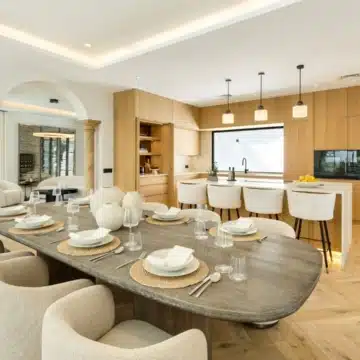 Exceptional frontline golf 5-bedroom villa in El Herrojo, Benahavis Picture 2