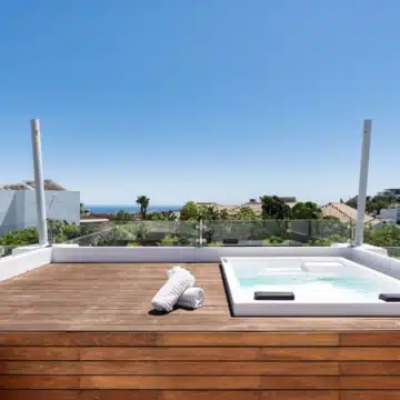 Stunning villa located in the prestigious and highly sought-after El Herrojo, Benahavís Picture 3