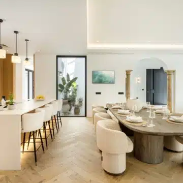 Exceptional frontline golf 5-bedroom villa in El Herrojo, Benahavis Picture 5