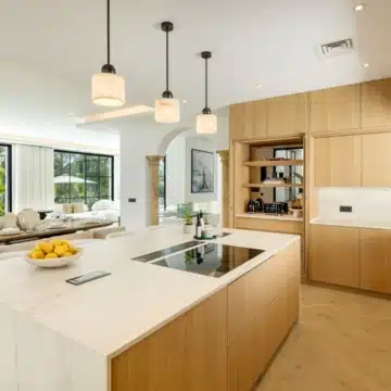 Exceptional frontline golf 5-bedroom villa in El Herrojo, Benahavis Picture 6