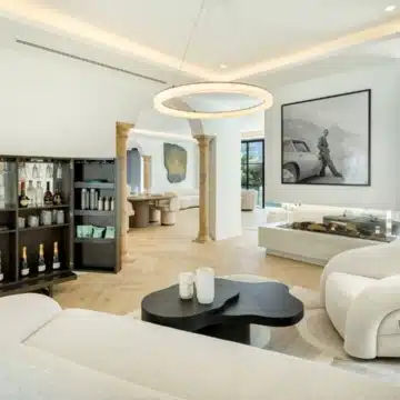 Exceptional frontline golf 5-bedroom villa in El Herrojo, Benahavis Picture 15