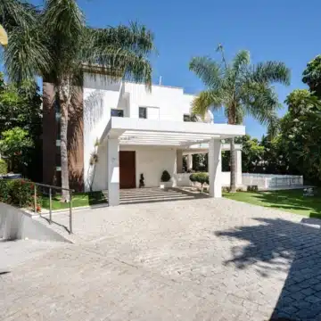 Stunning villa located in the prestigious and highly sought-after El Herrojo, Benahavís Picture 42