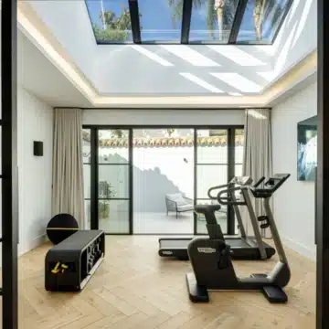 Exceptional frontline golf 5-bedroom villa in El Herrojo, Benahavis Picture 16