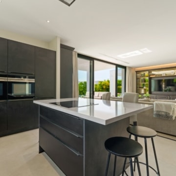 Contemporary villa designed for modern living in La Quinta, Benahavis Picture 21