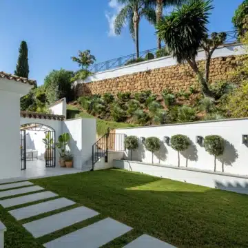 Exceptional frontline golf 5-bedroom villa in El Herrojo, Benahavis Picture 17