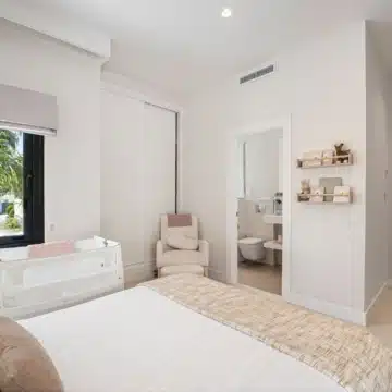 Stunning villa located in the prestigious and highly sought-after El Herrojo, Benahavís Picture 31