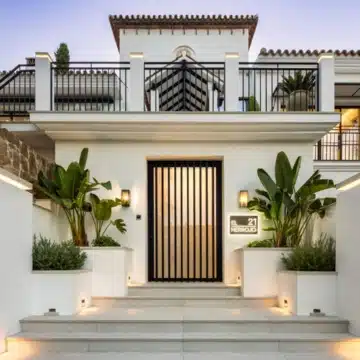 Exceptional frontline golf 5-bedroom villa in El Herrojo, Benahavis Picture 3