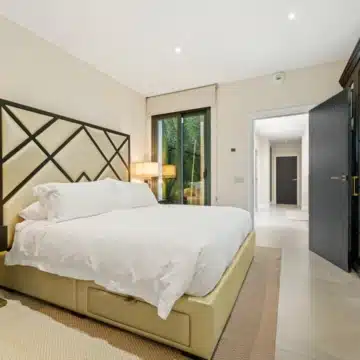 Contemporary villa designed for modern living in La Quinta, Benahavis Picture 10