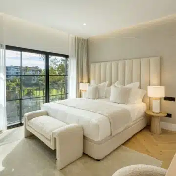 Exceptional frontline golf 5-bedroom villa in El Herrojo, Benahavis Picture 18