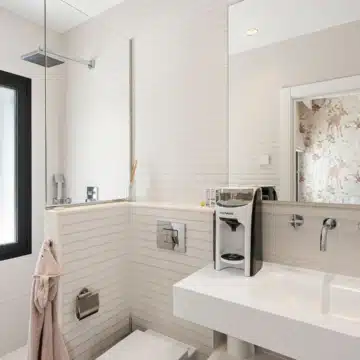 Stunning villa located in the prestigious and highly sought-after El Herrojo, Benahavís Picture 32