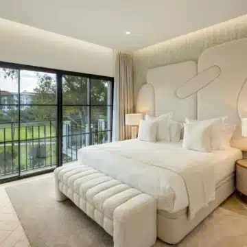 Exceptional frontline golf 5-bedroom villa in El Herrojo, Benahavis Picture 19