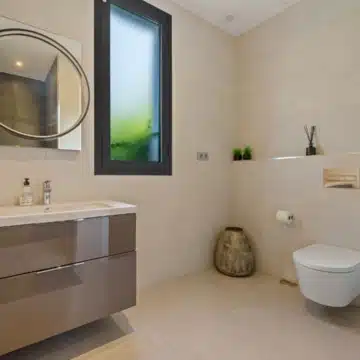 Contemporary villa designed for modern living in La Quinta, Benahavis Picture 24