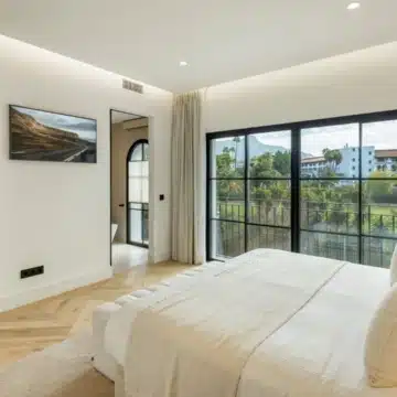 Exceptional frontline golf 5-bedroom villa in El Herrojo, Benahavis Picture 20