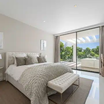 Stunning villa located in the prestigious and highly sought-after El Herrojo, Benahavís Picture 15