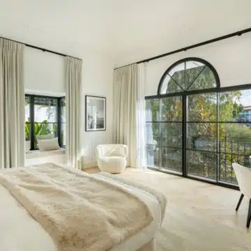 Exceptional frontline golf 5-bedroom villa in El Herrojo, Benahavis Picture 22