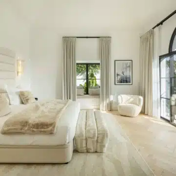 Exceptional frontline golf 5-bedroom villa in El Herrojo, Benahavis Picture 23