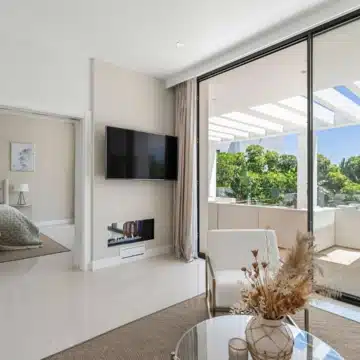 Stunning villa located in the prestigious and highly sought-after El Herrojo, Benahavís Picture 16