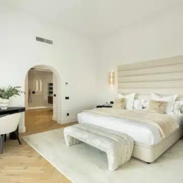 Exceptional frontline golf 5-bedroom villa in El Herrojo, Benahavis Picture 24