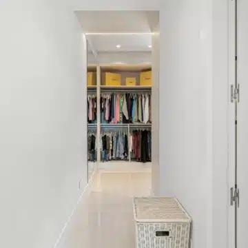 Stunning villa located in the prestigious and highly sought-after El Herrojo, Benahavís Picture 17