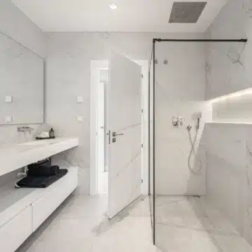 Stunning villa located in the prestigious and highly sought-after El Herrojo, Benahavís Picture 29