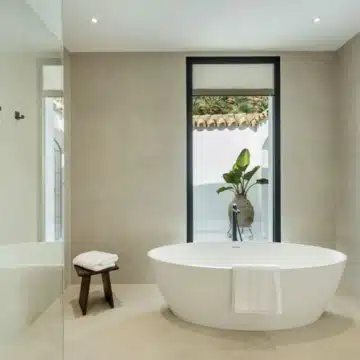 Exceptional frontline golf 5-bedroom villa in El Herrojo, Benahavis Picture 27