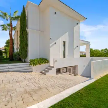 Contemporary villa designed for modern living in La Quinta, Benahavis Picture 33