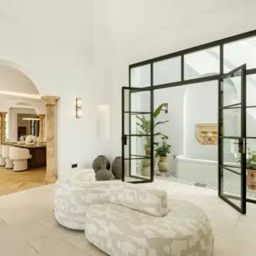 Exceptional frontline golf 5-bedroom villa in El Herrojo, Benahavis Picture 4